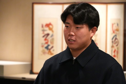 インタビューに答える堀越さん