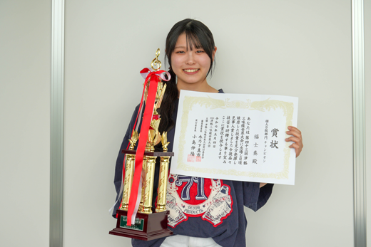 津軽三味線世界大会の賞状とトロフィー