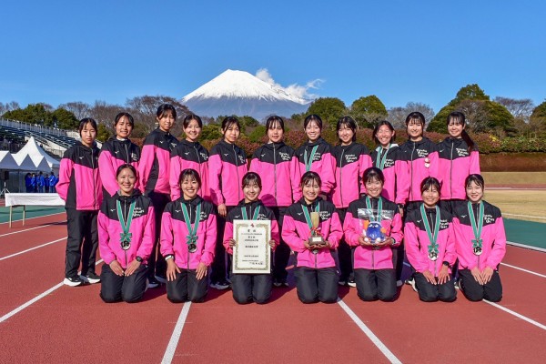 富士山女子駅伝で2位:前列右端