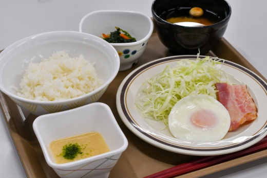 国見キャンパス学生食堂181ホールで提供している100円朝定食