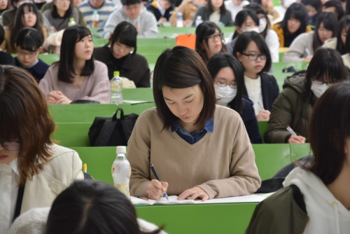 就活解禁を間近に控え、真剣に講座内容をメモする学生
