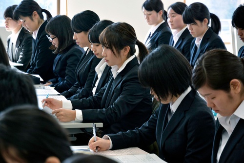 リクルートスーツに身を包んだ学生たち