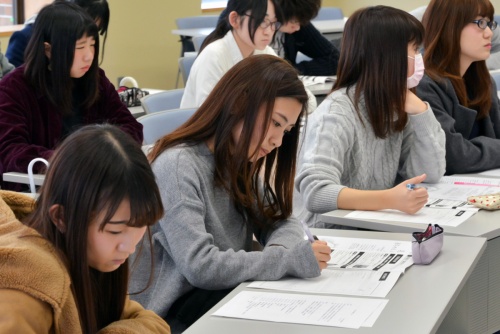 先輩のメッセージを、真剣に書き留めています