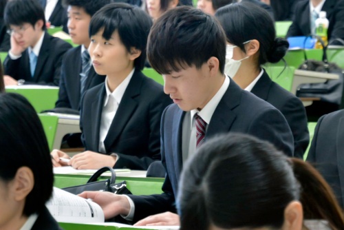 真剣な表情で資料に目を通す学生が目立ちました