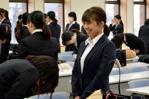 開場前にあいさつの練習をする学生たち