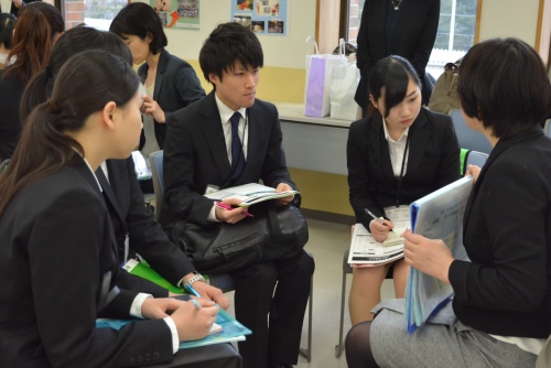 事業所の方からの説明を真剣な表情で聞く姿が見られました