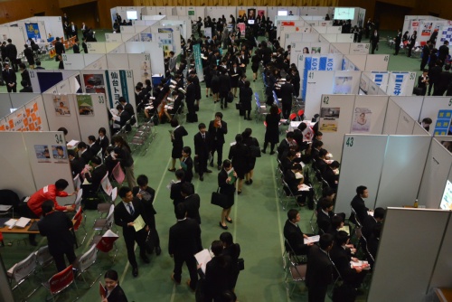 福聚殿に設置されたブースを回る学生たち
