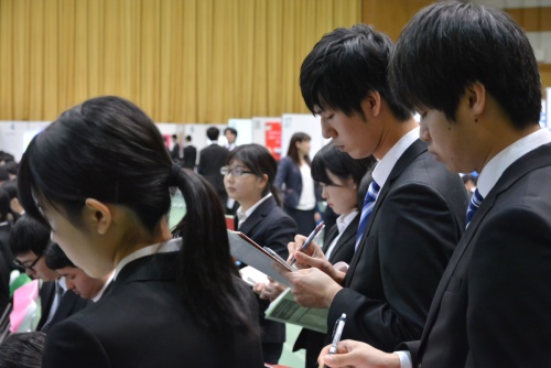 参加した学生たちは「真剣勝負」の表情で説明を受けていました