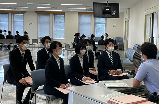 各ブースごとに説明を受ける学生たち