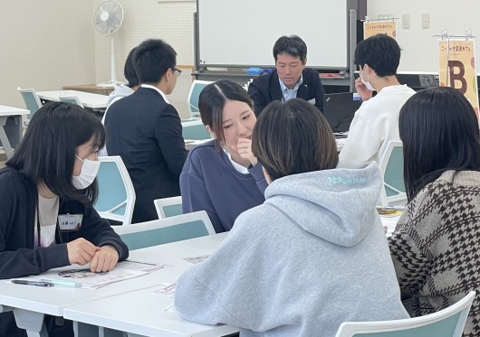 本学の先輩を囲み、会話も弾んだフリートーク