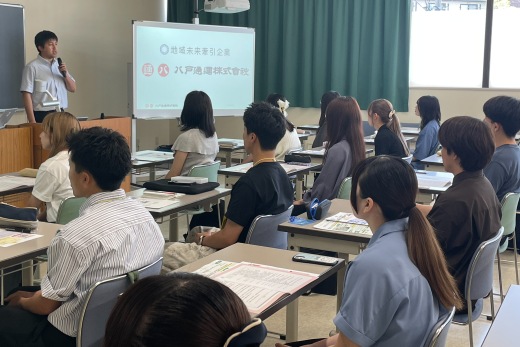 事業所の説明を真剣に聞く学生たち