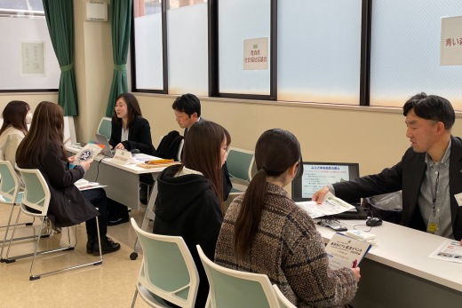 各ブースで交流する学生と事業所のみなさん