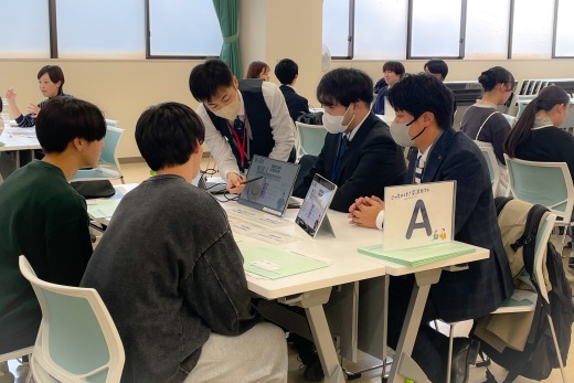 学生の疑問・質問に熱心に回答する事業所のみなさん。卒業生の方も多くお越しいただきました