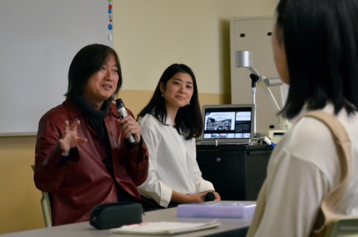 学生たちに向け、熱い思いとメッセージを送る小林さん（左）