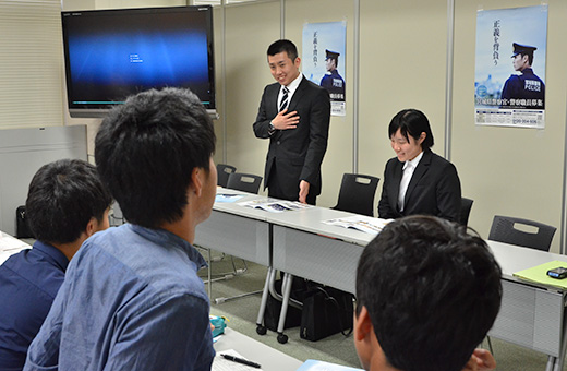 在学生の質問に笑顔で応じるOBの川田さん（左）と加藤さん