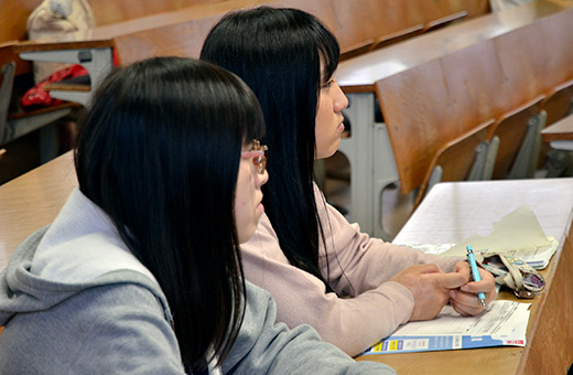メモを取りつつ、講師の話に聞き入る学生たち