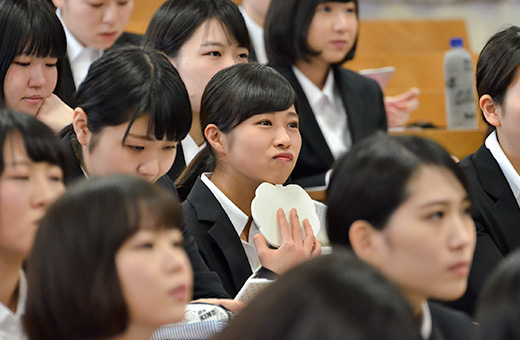 鏡を手にしながら、講師の説明を熱心に聞く姿が見られました