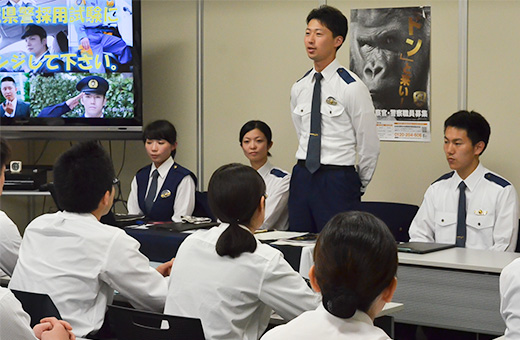 入職するきっかけを語る早坂さん（右から2人目）