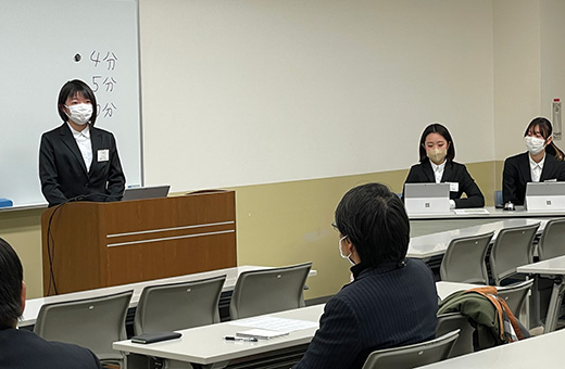 事業所からの参加者を前に発表を行う学生