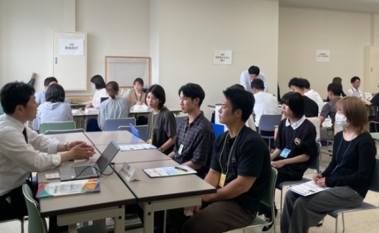 各ブースで事業所の採用担当者と交流する学生たち