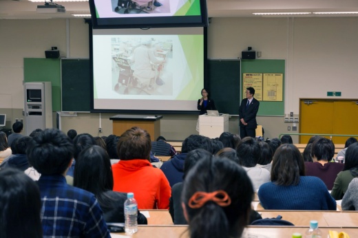 施設内での要介護者の様子を説明する瀧井氏