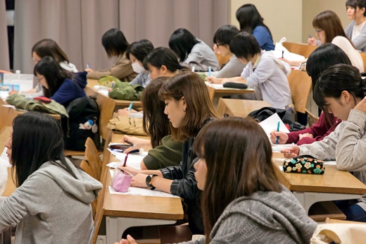 参加者の多くは3年生。 集中して話を聞く姿が見られました