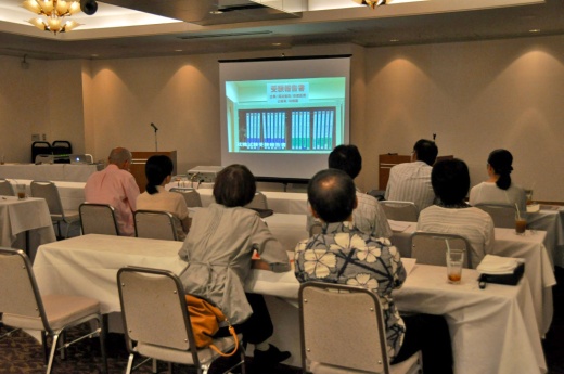 DVDを鑑賞する保護者(会津若松会場)