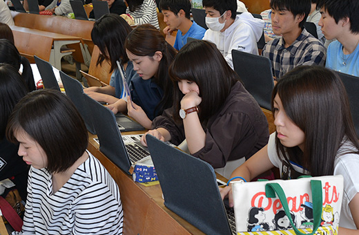 MacBook Airを用いオンラインでの適性検査を行う学生たち