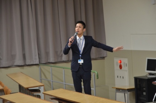 講座を行う外部講師