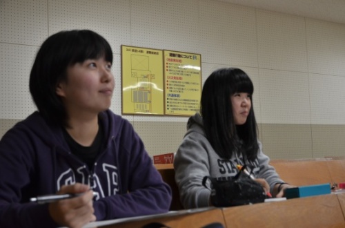 講師の話しを真剣に聞く学生