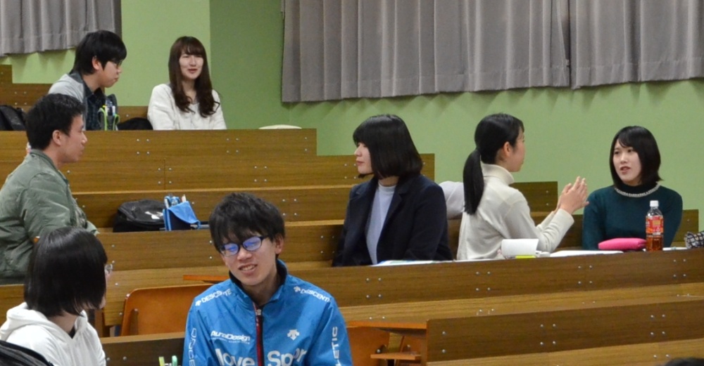 学生同士が二人一組になって実践形式で自己紹介