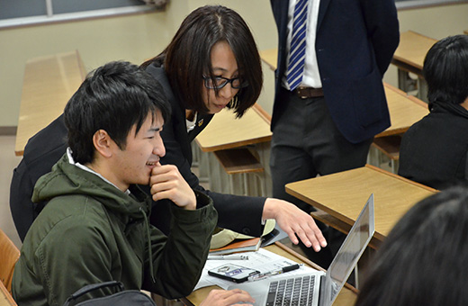パソコンで企業情報を探す学生に、講師の方たちから的確なアドバイス