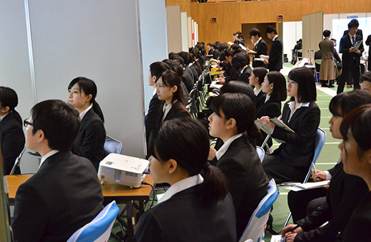 各ブースで、真剣に話を聞く学生たちの姿が見られました