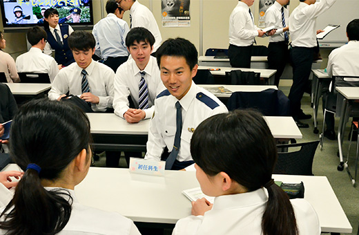 最後のフリートークで、後輩の質問を笑顔で受ける大沼さん