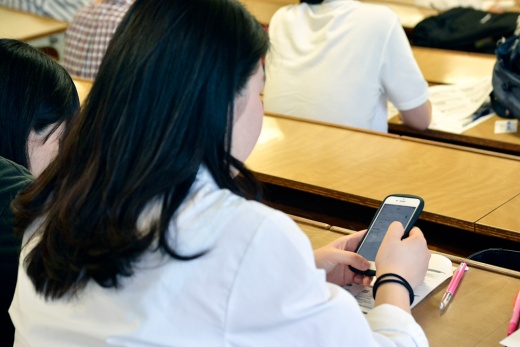 スマートフォンでSPI性格検査に取り組む学生