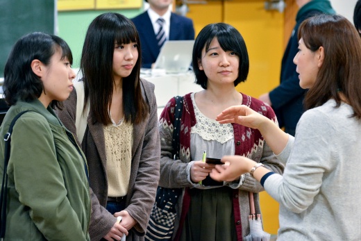 熱心に質問する学生たち