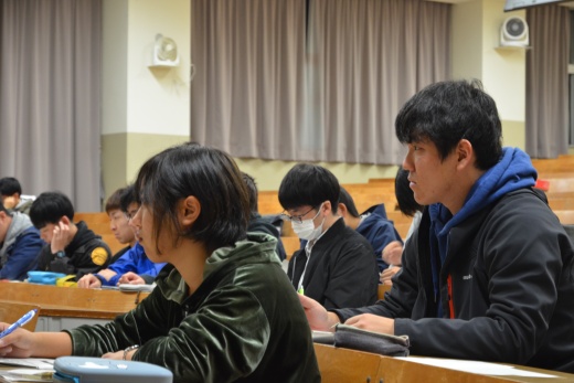講師の話を熱心に聞く学生たち