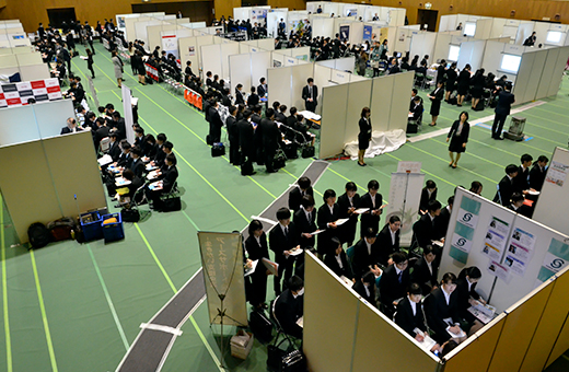 各ブースで、真剣に話を聞く学生たちの姿が見られました