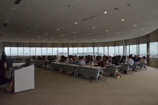 全体会の基調講演で生田目副センター長の話に耳を傾ける参加者