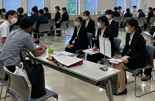各ブースごとに説明を受ける学生たち