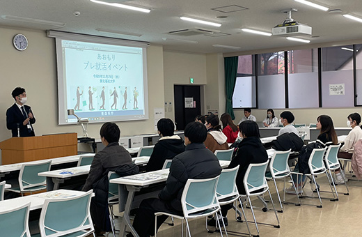 講師の説明を熱心に聞く学生たち