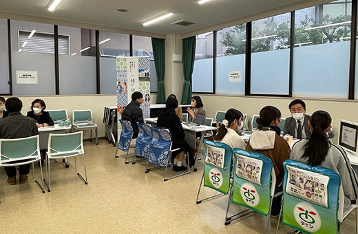事業所ごと8つに分かれたブースを訪問