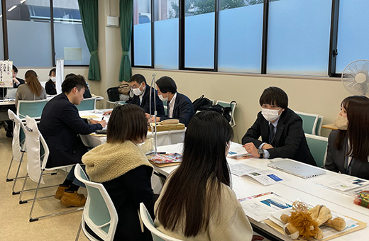 学生たちの質問に熱心に回答する事業所の方たち