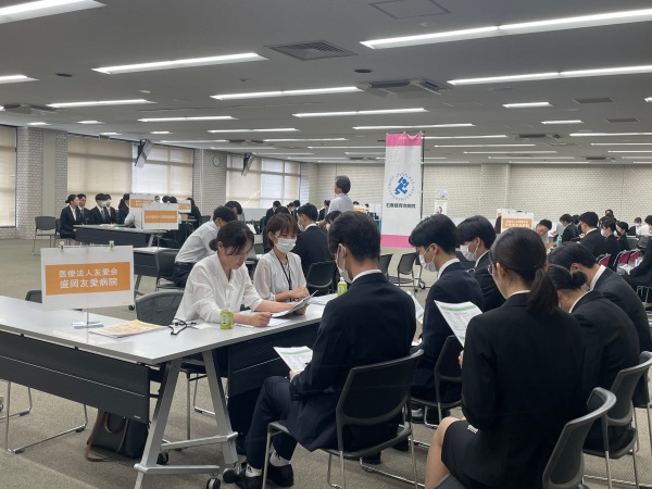 各ブースに分かれた事業所様の説明を熱心に聞く学生たち