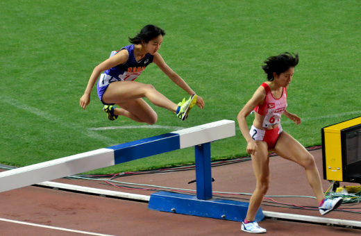 障害物を美しいフォームで越える工藤選手（左）