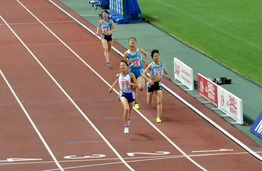 4位に浮上しゴールに迫る小池選手（71番）