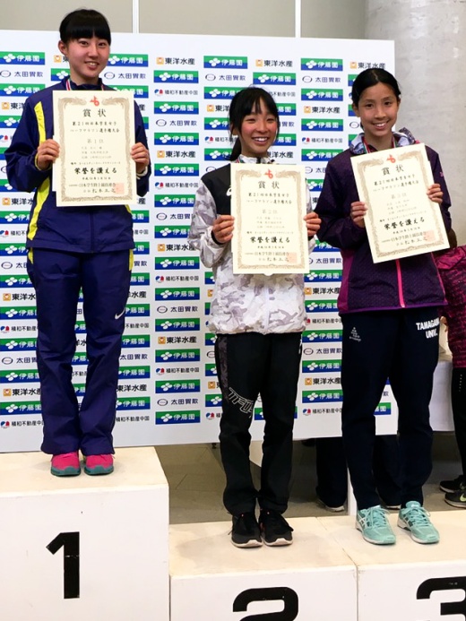 ハーフマラソン初挑戦で2位に入った須藤選手（中央）は賞状を手に笑顔