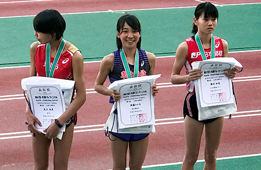 表彰状を受け取り笑顔の須藤選手（中央）