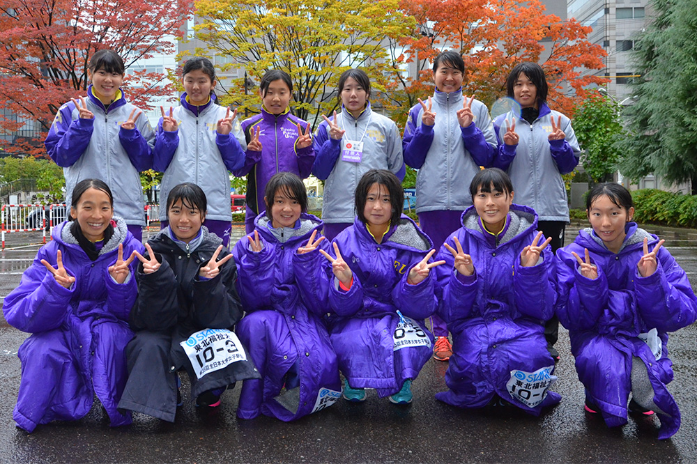 雨の中、走り抜けた選手たちとサポートした部員たち。前列左から1区須藤、2区古川、3区工藤、4区鈴木菜々、5区鈴木美咲、6区尾関の各選手