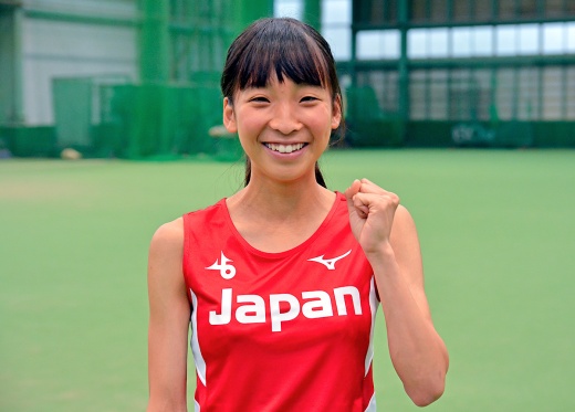 「JAPAN」の文字が入ったレース用の真っ赤なシャツを着た須藤選手